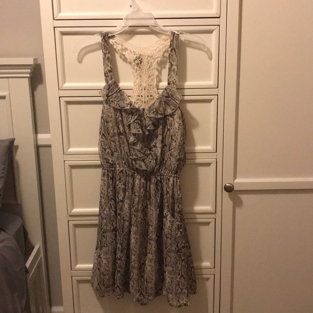 Flowy beige dress with pockets